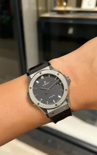 High End Replica Hublot Classic Fusion 43mm/42mm/45mm Men's 511.NX.1171.LR/542.NX.1171.LR Black Dial photo review
