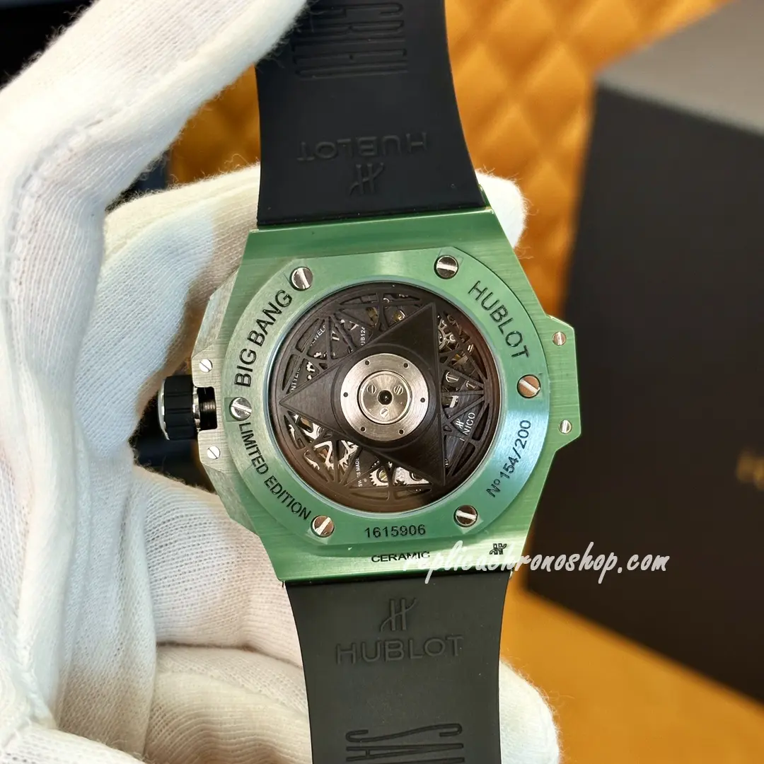 Side profile of the green ceramic case and sapphire crystal