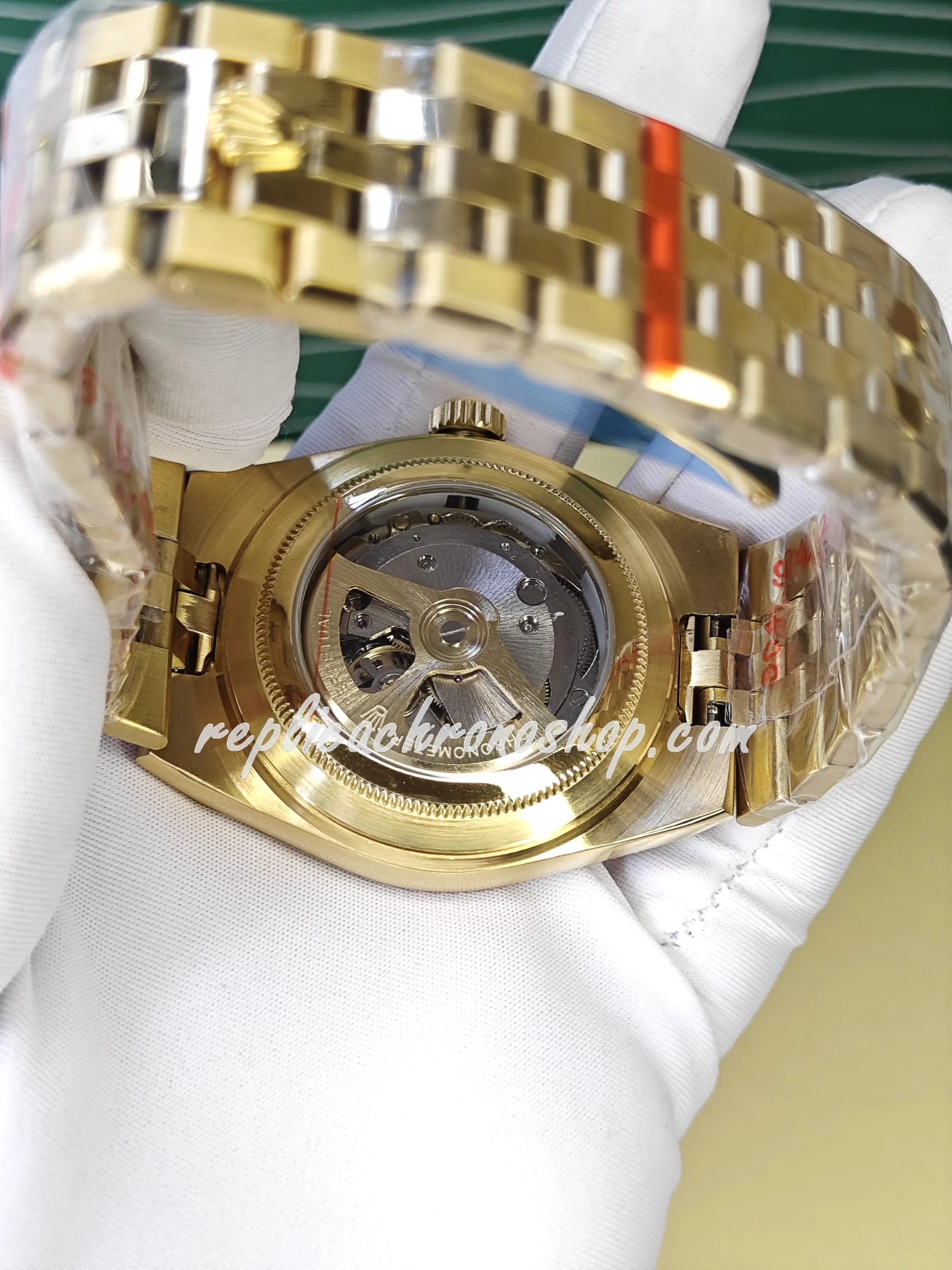 Replica Rolex Oyster Perpetual Date 127335 – 40mm White Honeycomb Dial, 14k Gold-Plated Stainless Steel Bracelet - Image 7