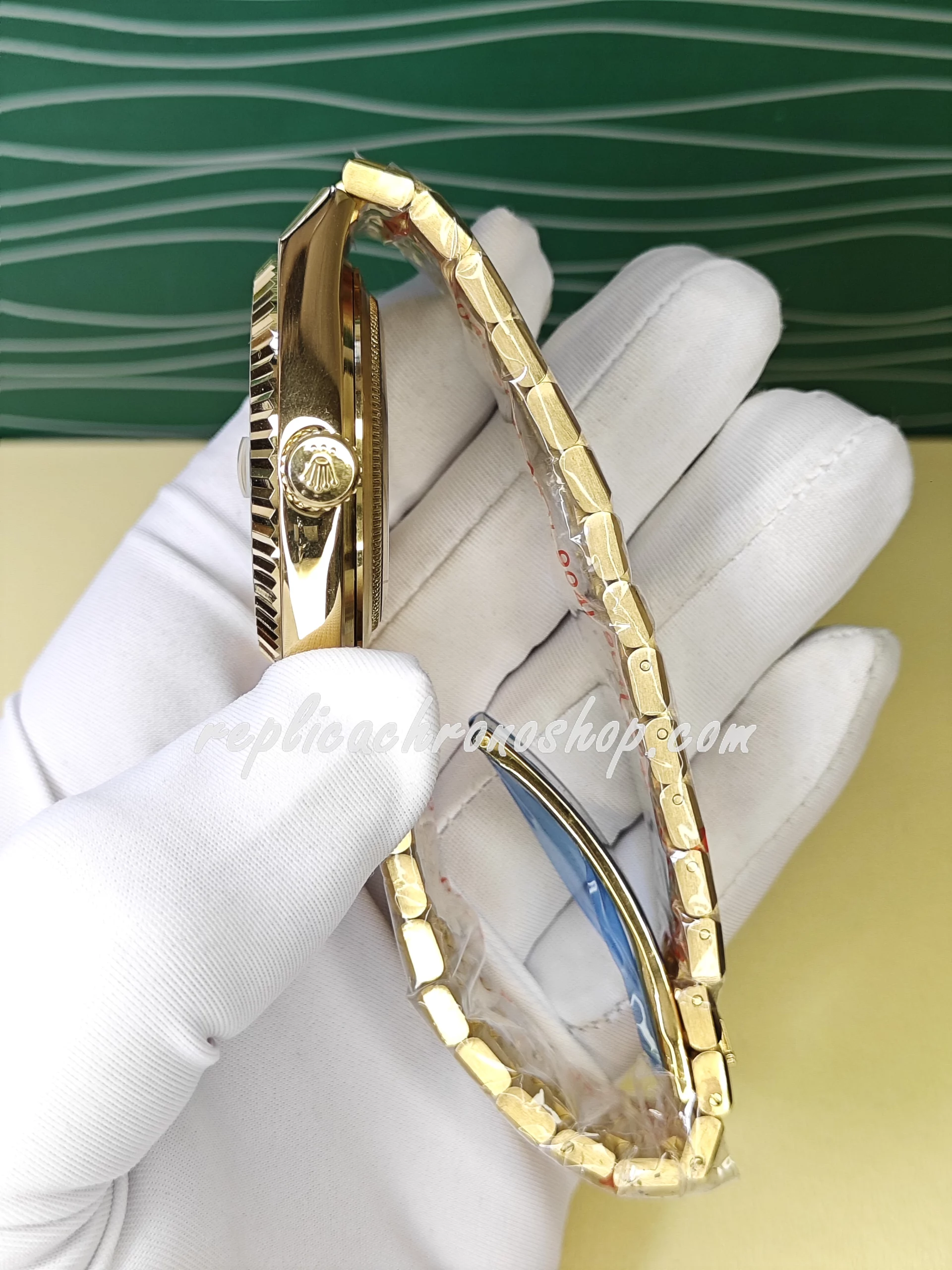 Replica Rolex Oyster Perpetual Date 127335 – 40mm White Honeycomb Dial, 14k Gold-Plated Stainless Steel Bracelet - Image 5