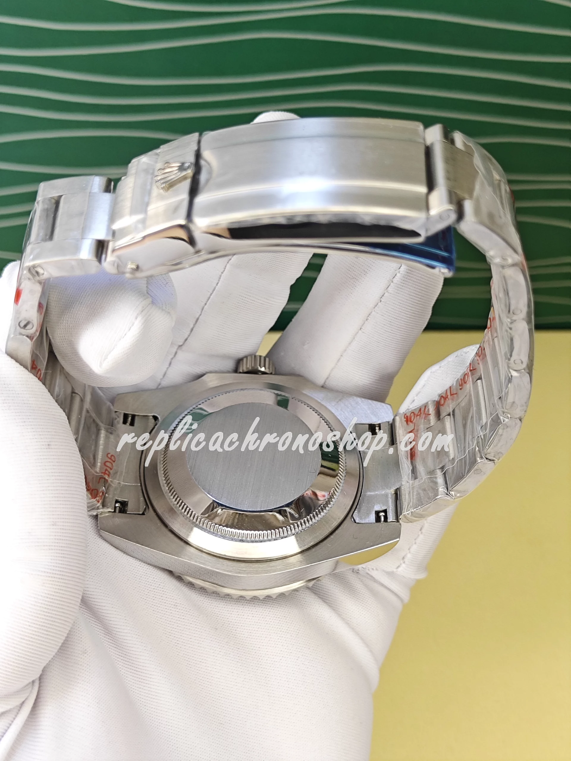 Replica Rolex Submariner 116610LV: Classic Green Ceramic Bezel and Automatic Movement - Image 7