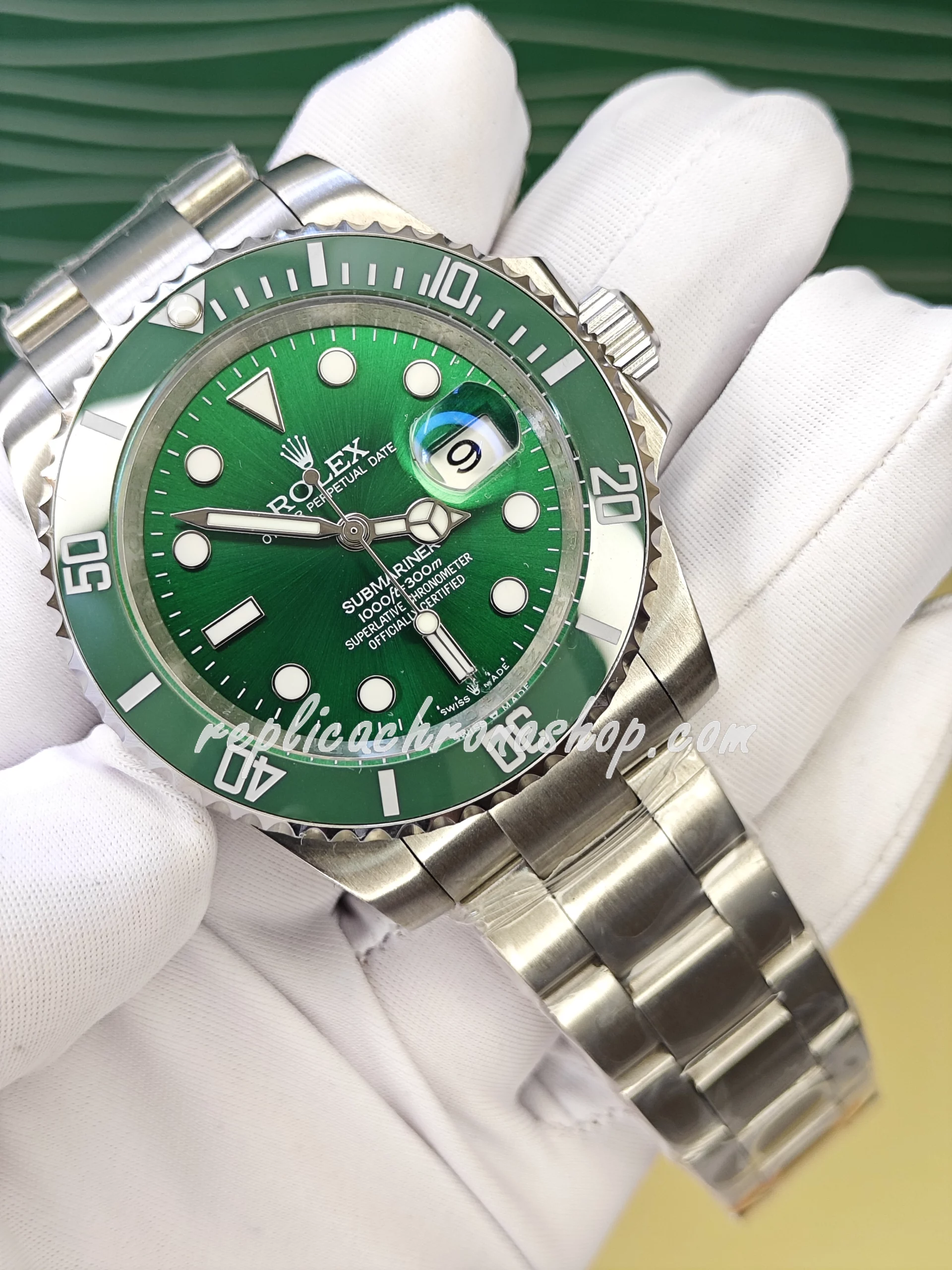 Replica Rolex Submariner 116610LV: Classic Green Ceramic Bezel and Automatic Movement - Image 2