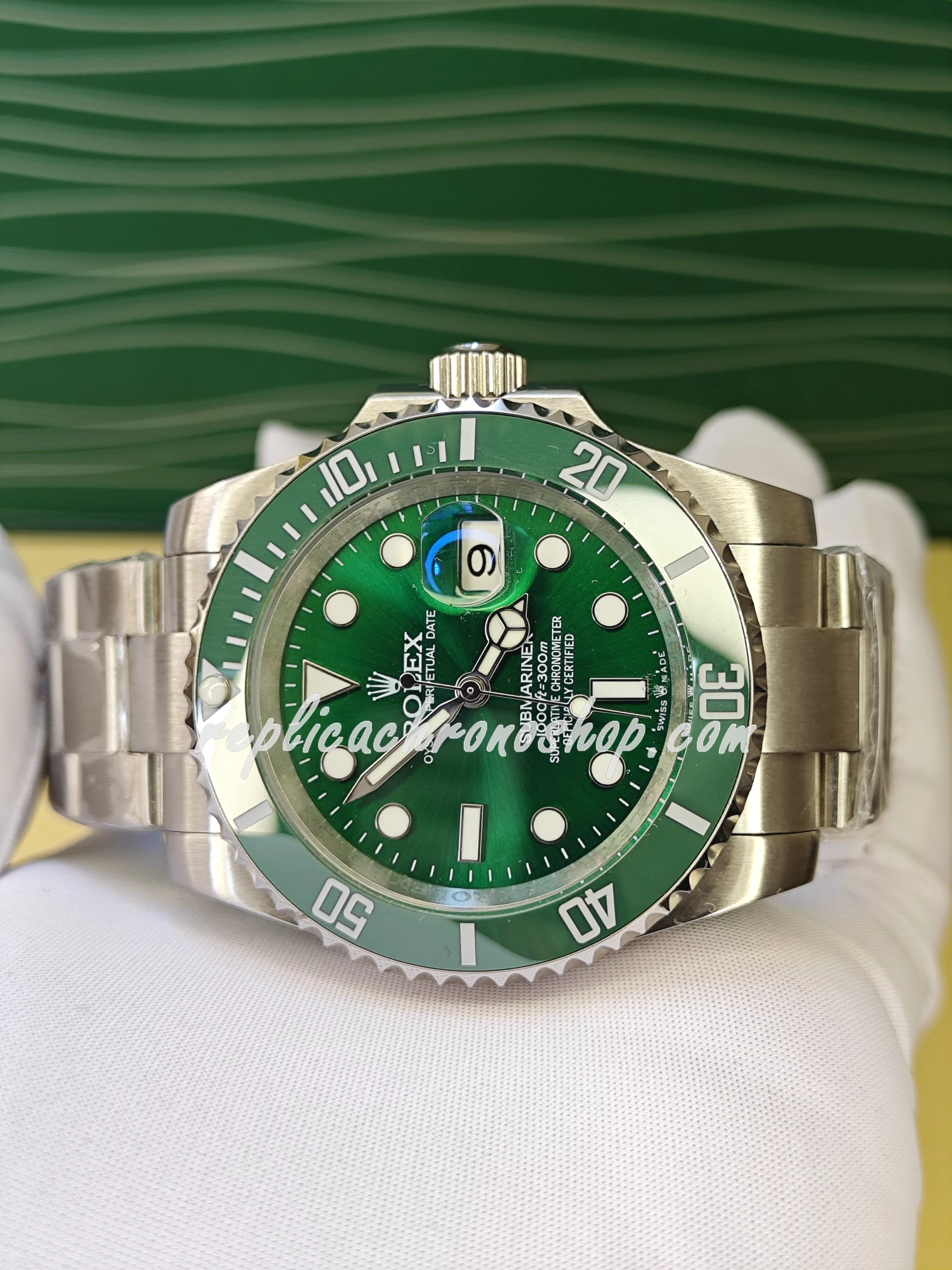 Replica Rolex Submariner 116610LV: Classic Green Ceramic Bezel and Automatic Movement - Image 3