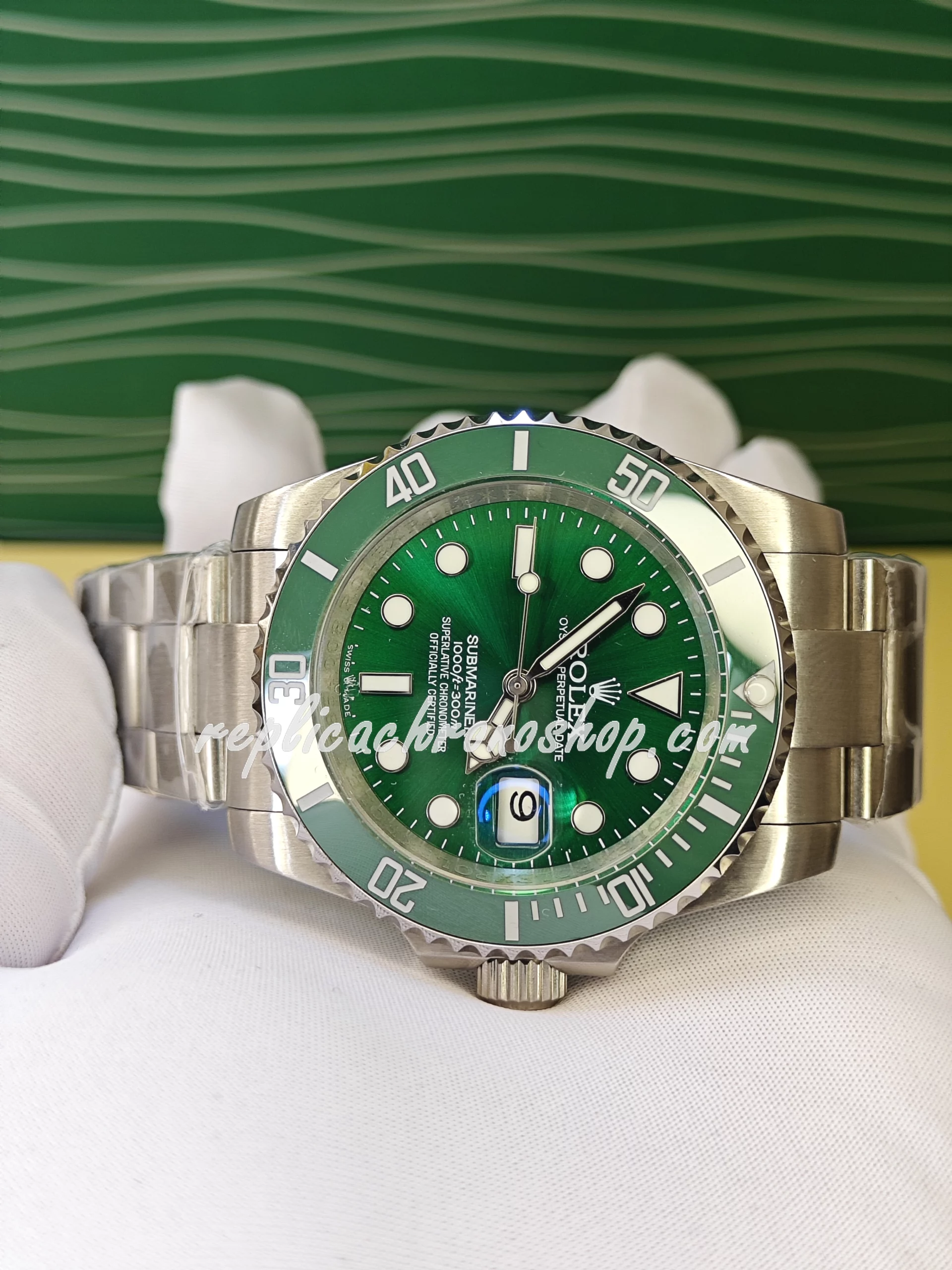 Replica Rolex Submariner 116610LV: Classic Green Ceramic Bezel and Automatic Movement - Image 4