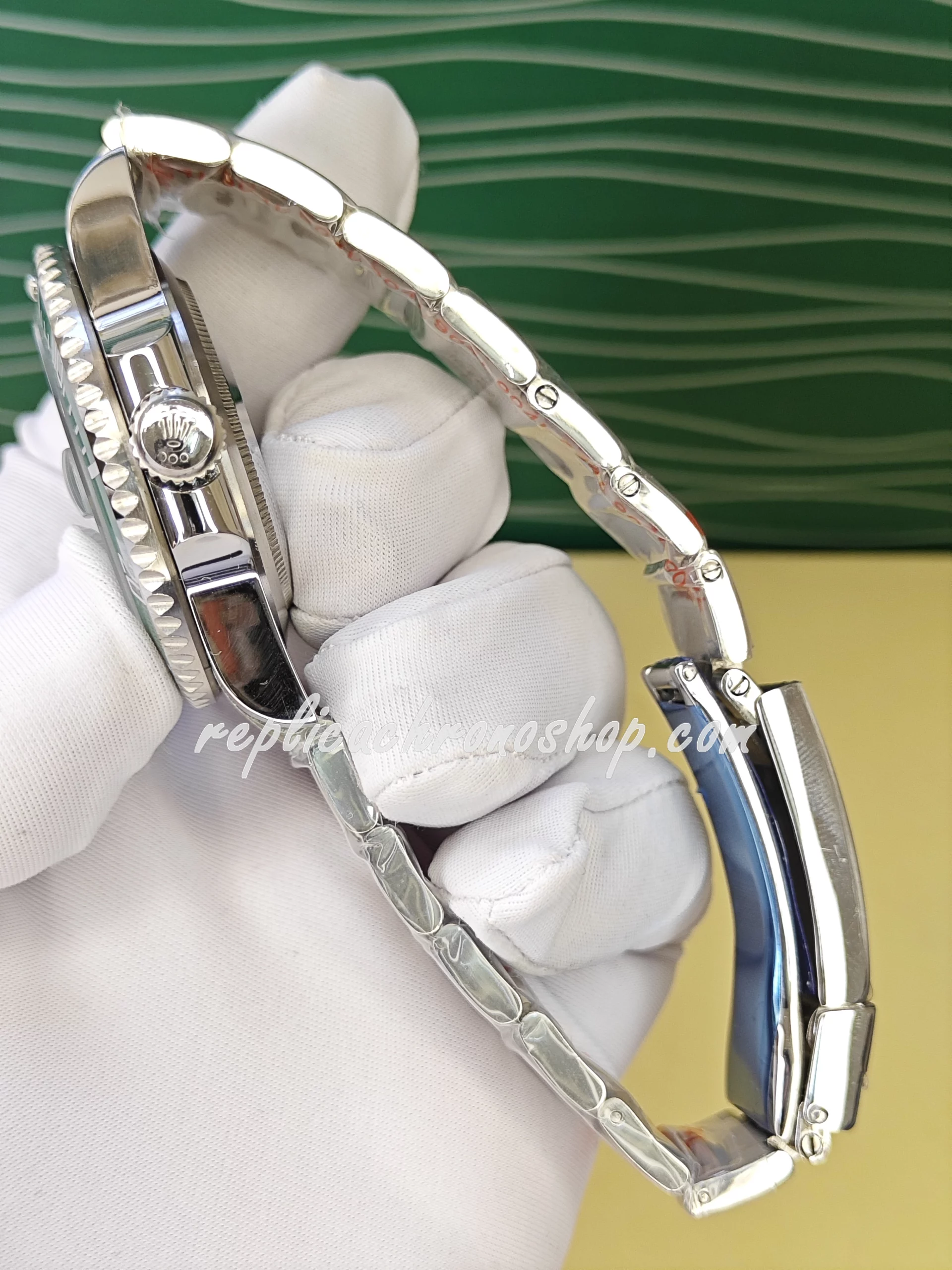 Replica Rolex Submariner 116610LV: Classic Green Ceramic Bezel and Automatic Movement - Image 5