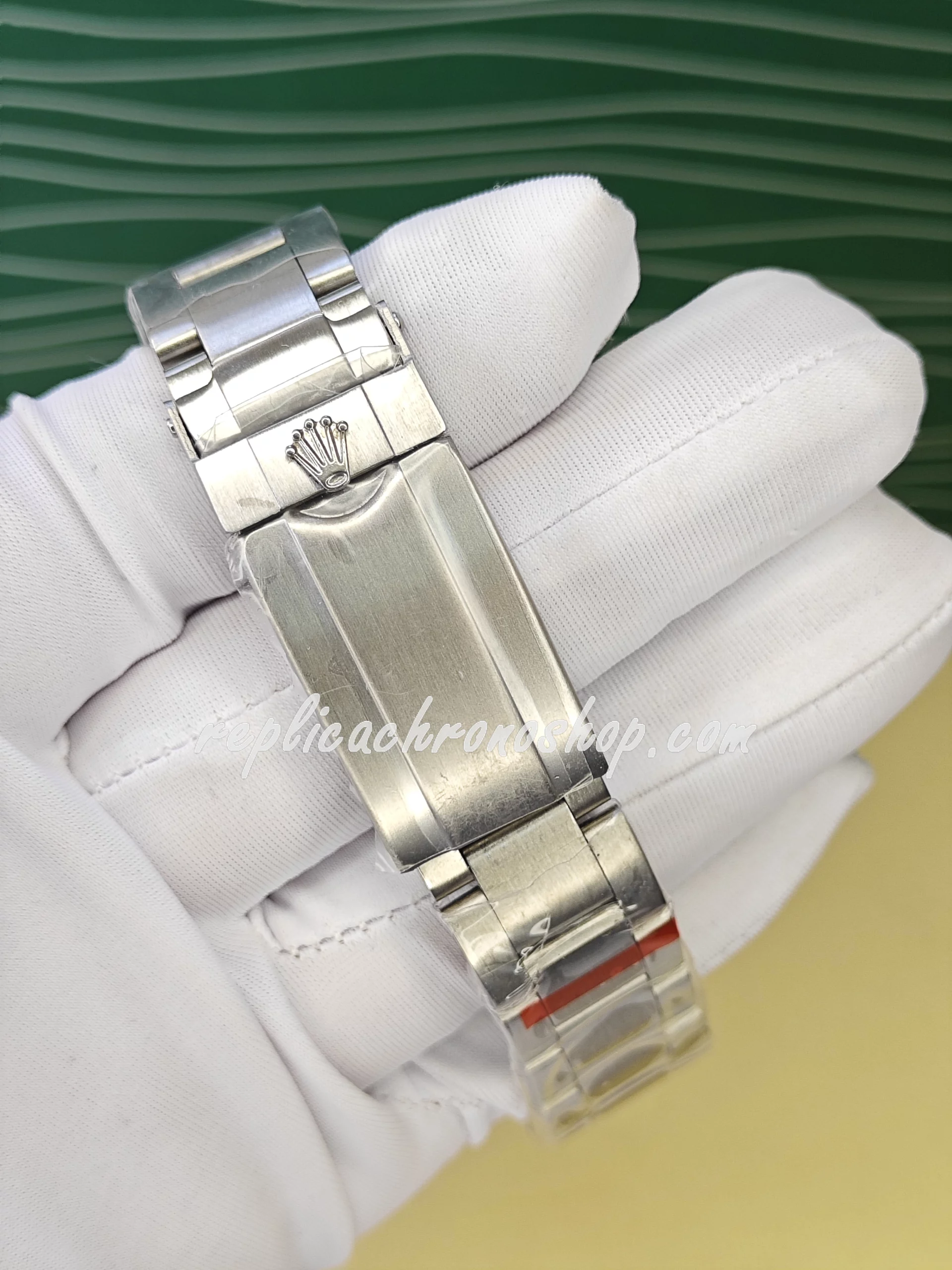 Replica Rolex Submariner 116610LV: Classic Green Ceramic Bezel and Automatic Movement - Image 8